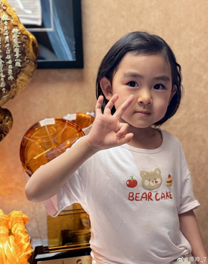  三分大賽三冠王！原帥曬三冠獎杯：完成了女兒給安排的任務(wù)！