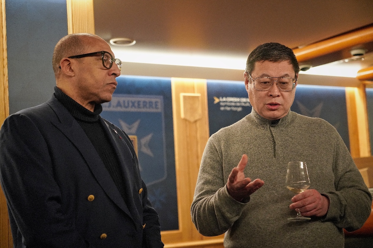  法國(guó)足協(xié)主席迪亞洛做客歐塞爾，并與董事會(huì)主席周云杰會(huì)晤