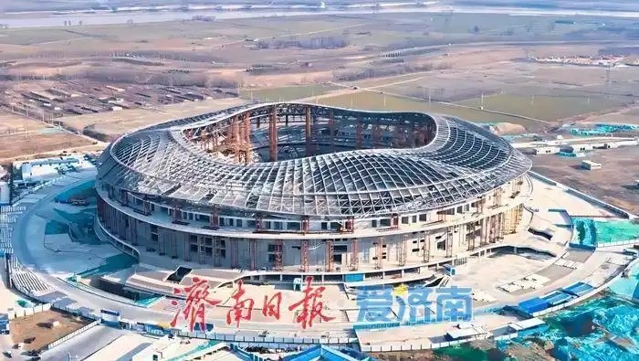  魯媒：戴上1.6萬(wàn)噸“鋼鐵巨冠”，黃河體育中心球場(chǎng)完成屋蓋施工