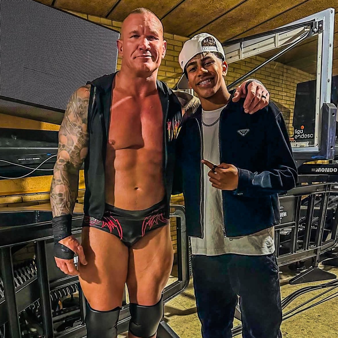  小心RKO！亞馬爾現(xiàn)場觀戰(zhàn)WWE，和奧爾頓、Triple H等合影