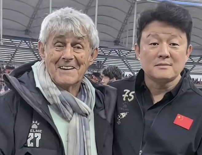  有點(diǎn)像？米盧差點(diǎn)將青島籍演員張磊誤認(rèn)為是孫繼海