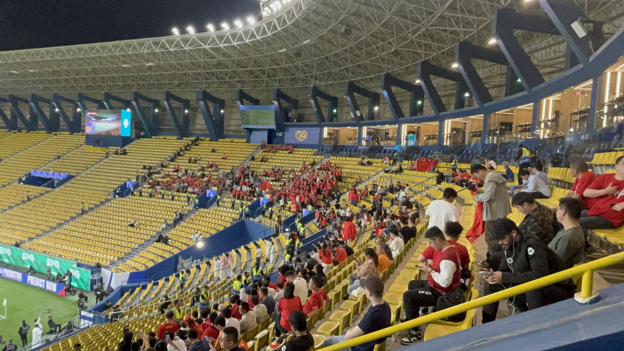 球票已售罄！中國球迷已經(jīng)入場，坐在球場上層沙特球迷區(qū)上方