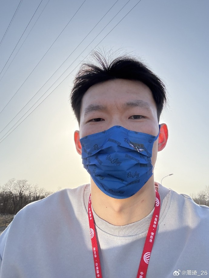  悠閑！周琦騎京牌電動車出行：太陽出來了 開京牌兜兜風！