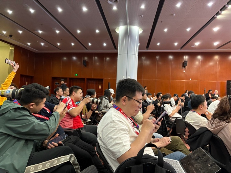  萬眾矚目！記者擠滿國足賽前新聞發(fā)布廳，賽場記者預(yù)計超300人