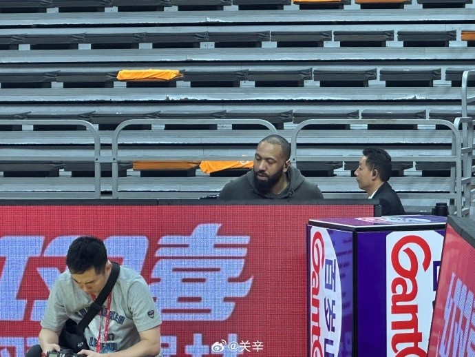  今晚不打？廣東主場(chǎng)迎戰(zhàn)廣廈 吉倫沃特一身便裝現(xiàn)身球館