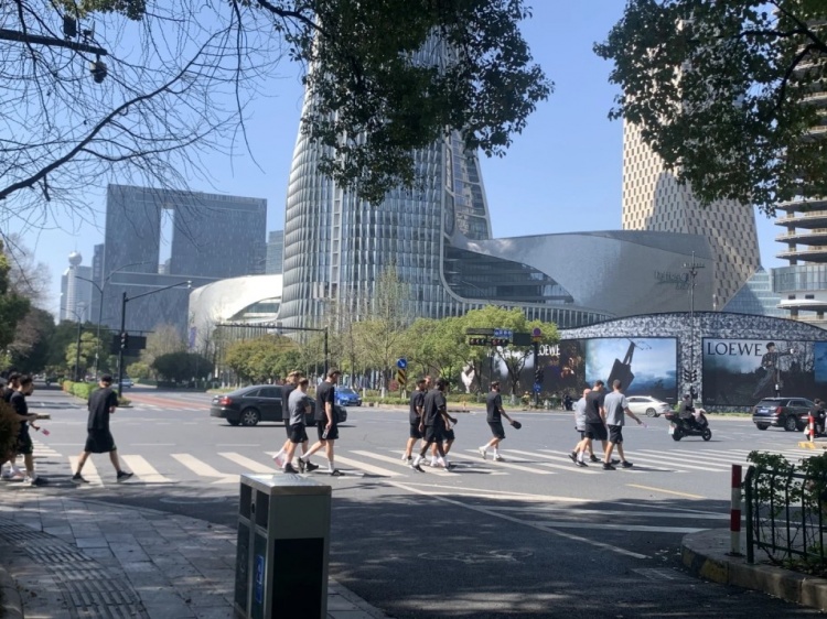  心態(tài)放松，有網(wǎng)友拍到澳大利亞隊早上在萬象城citywalk