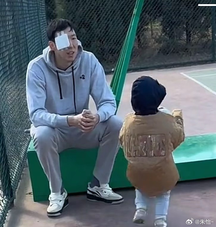  顧家好男人！記者曬出周琦手術(shù)后回歸家庭帶娃照片