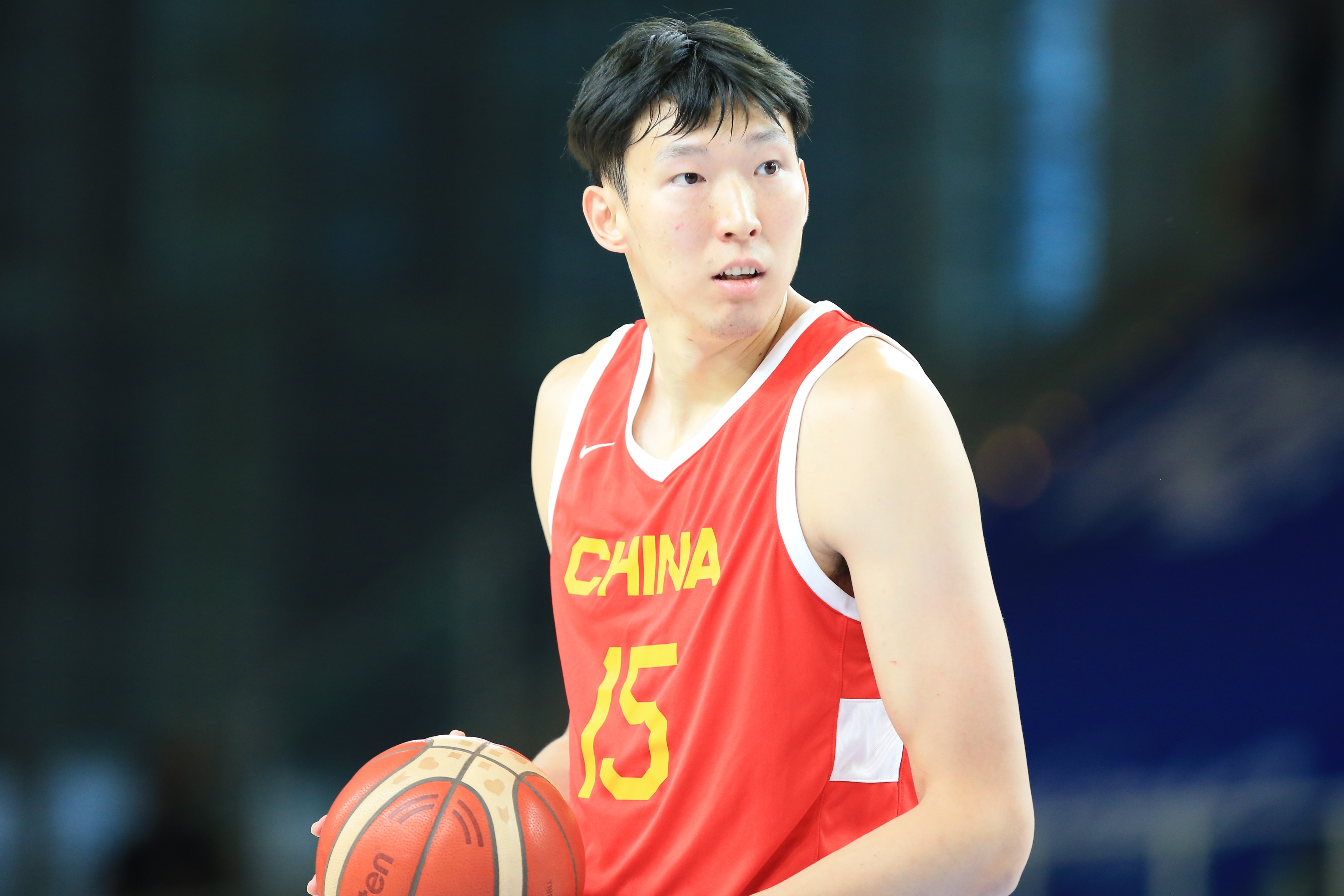  打得不錯(cuò)！周琦攻防建樹(shù) 半場(chǎng)4投2中得到5分3板1斷1帽0失誤