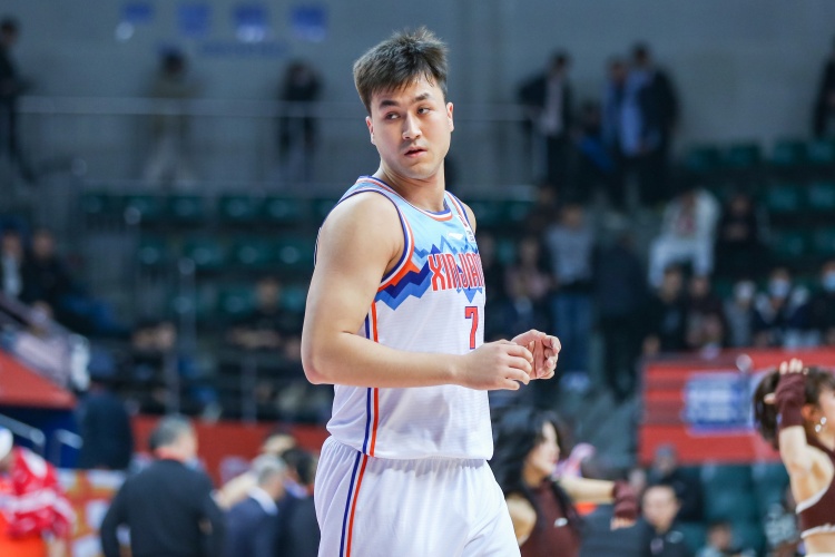  防到5犯被提前罰下！艾孜麥提全場9中3 貢獻(xiàn)9分1板1斷