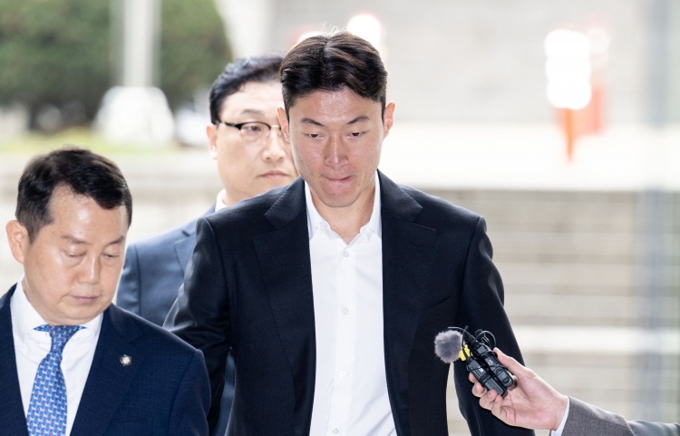  韓媒：庭審現(xiàn)場黃義助始終低頭雙手合十，判決后不停致歉