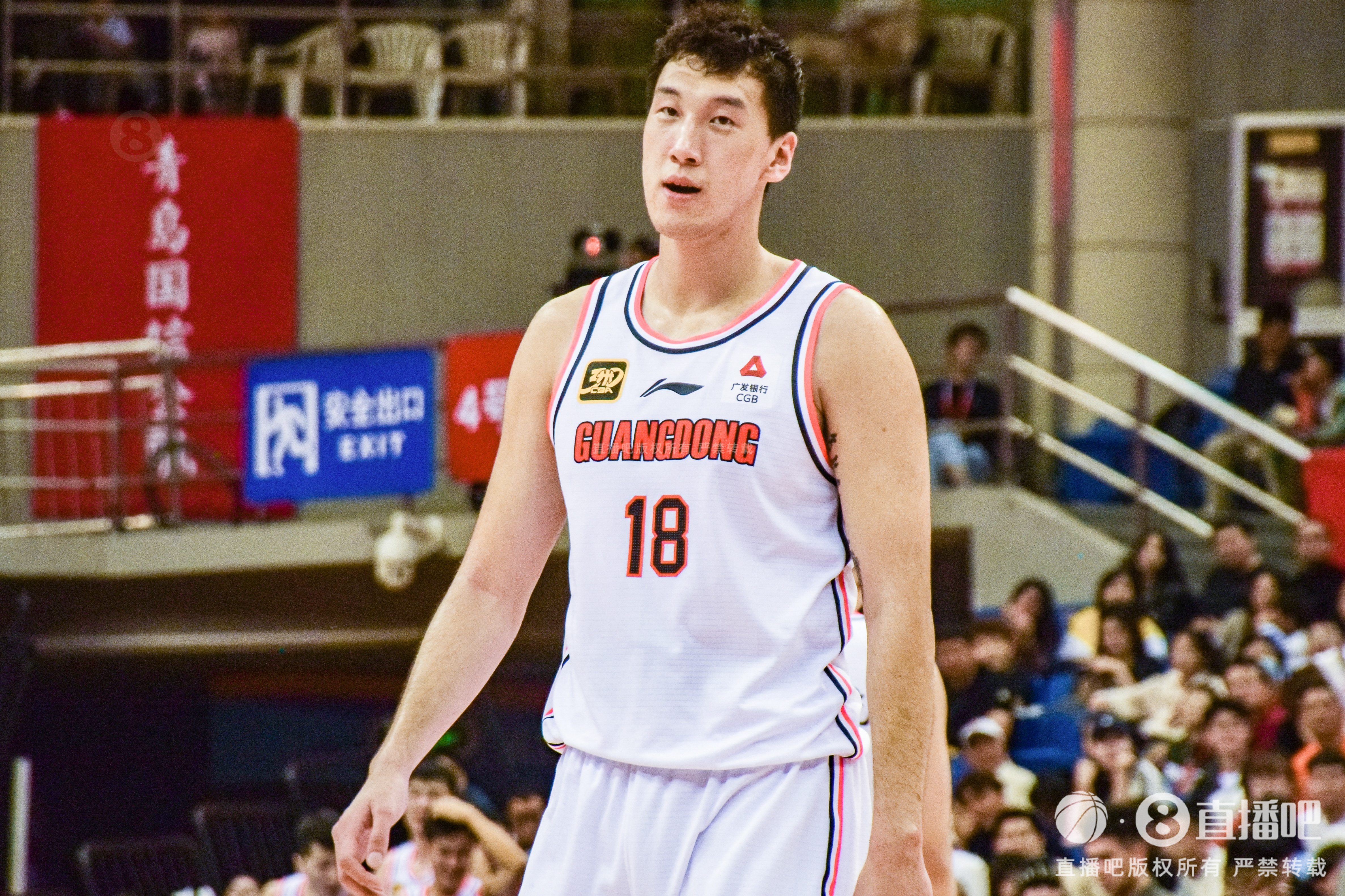  神射手！杜潤旺上半場三分5中4得到12分1板1助1斷